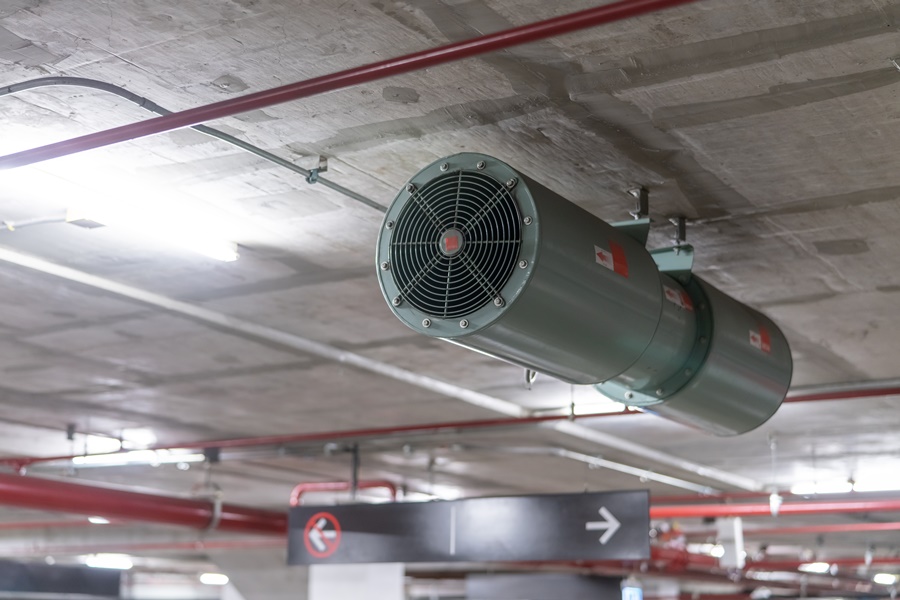 Sistema de ventilación forzada en techo de garaje subterráneo, solución técnica a la pregunta de cómo puedo ventilar un espacio subterráneo cerrado.