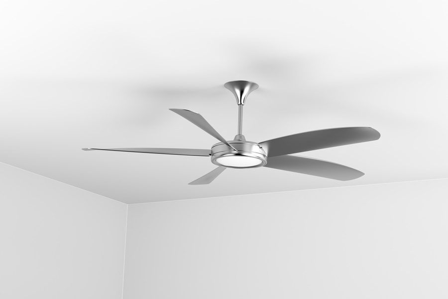 Ventilador de techo contemporáneo con acabado metálico, evolución tecnológica derivada del primer ventilador de la historia.