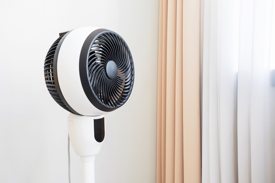 Ventilador oscilante de pedestal con diseño moderno y aerodinámico, ejemplo actual influenciado por el primer ventilador de la historia.