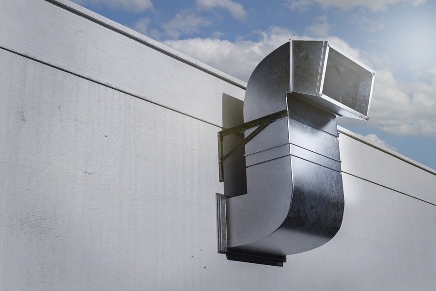 Instalación exterior de rejillas de ventilación arriba en un sistema de climatización industrial, mostrando conducto metálico de salida de aire.
