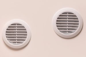Rejillas de ventilación en pared interior, ejemplo visual para calcular el caudal de ventilación necesario en espacios cerrados.