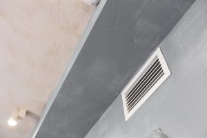 Rejilla de ventilación en techo interior, solución eficaz para mejorar la circulación del aire y controlar la humedad.