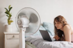 Ventilador funcionando en dormitorio, ilustración de cómo hacer que el ventilador eche aire frío con trucos sencillos.